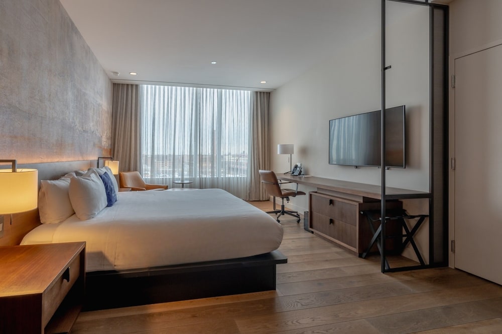 DELUXE, KING BED, ACCESSIBLE