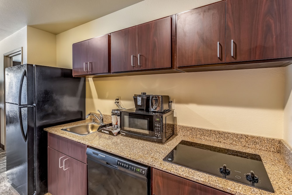 Cobblestone Hotel & Suites - Appleton International Airport 38/62