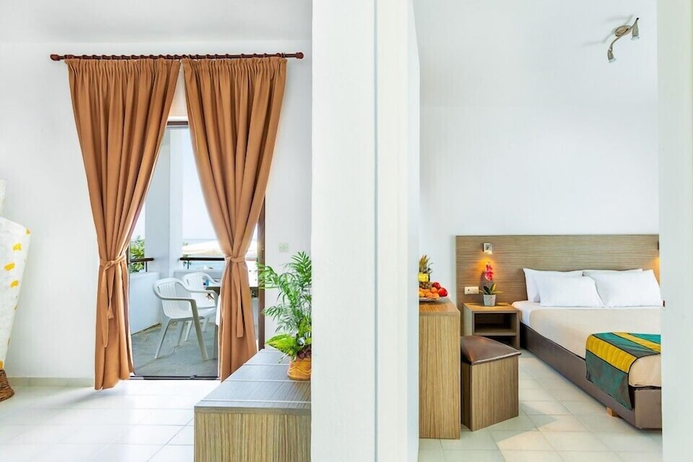 Xenios Dolphin Beach Hotel 13/68