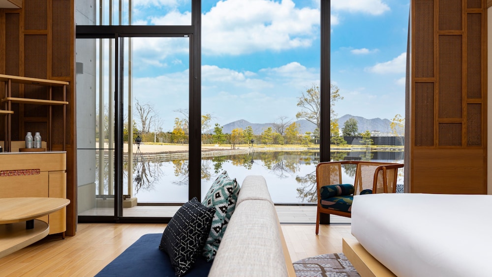 Suite, King Bed, Garden View