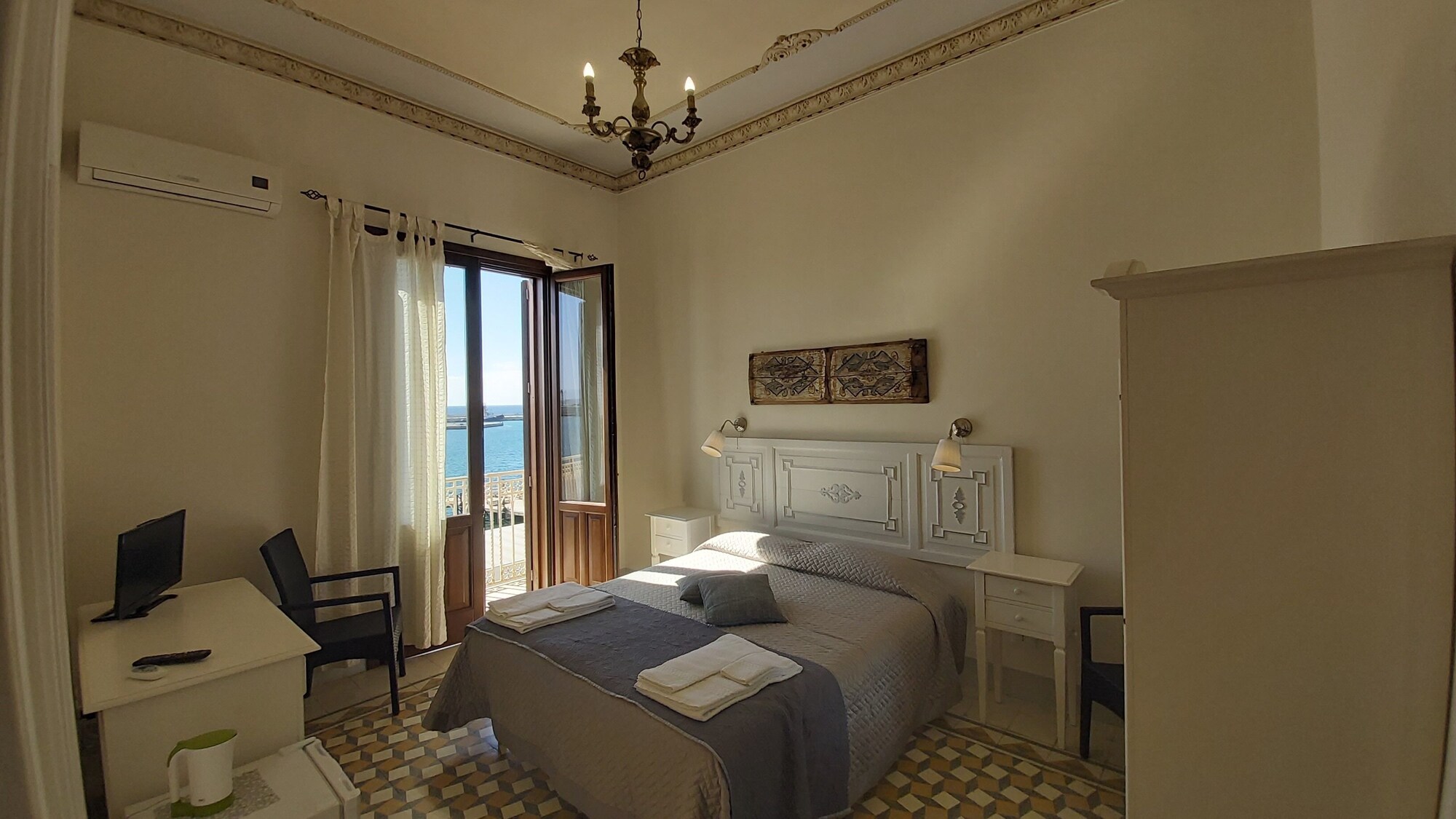 SUITE, QUEEN AND TWIN BEDS
