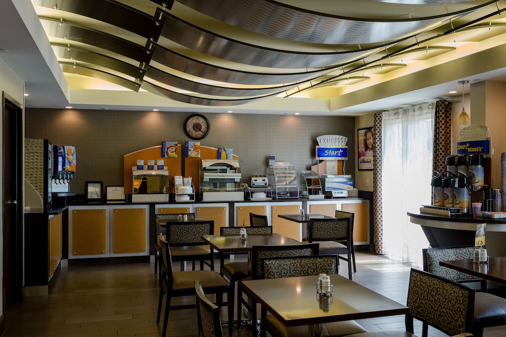 Holiday Inn Express Hotel Suites Oxford 37/46