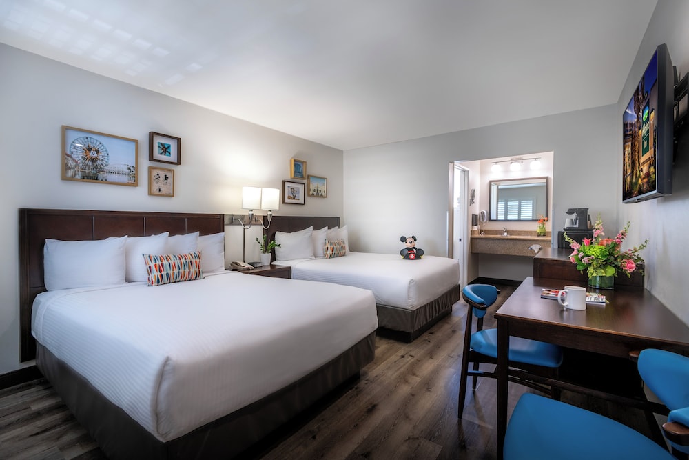 STANDARD, 2 QUEEN BEDS