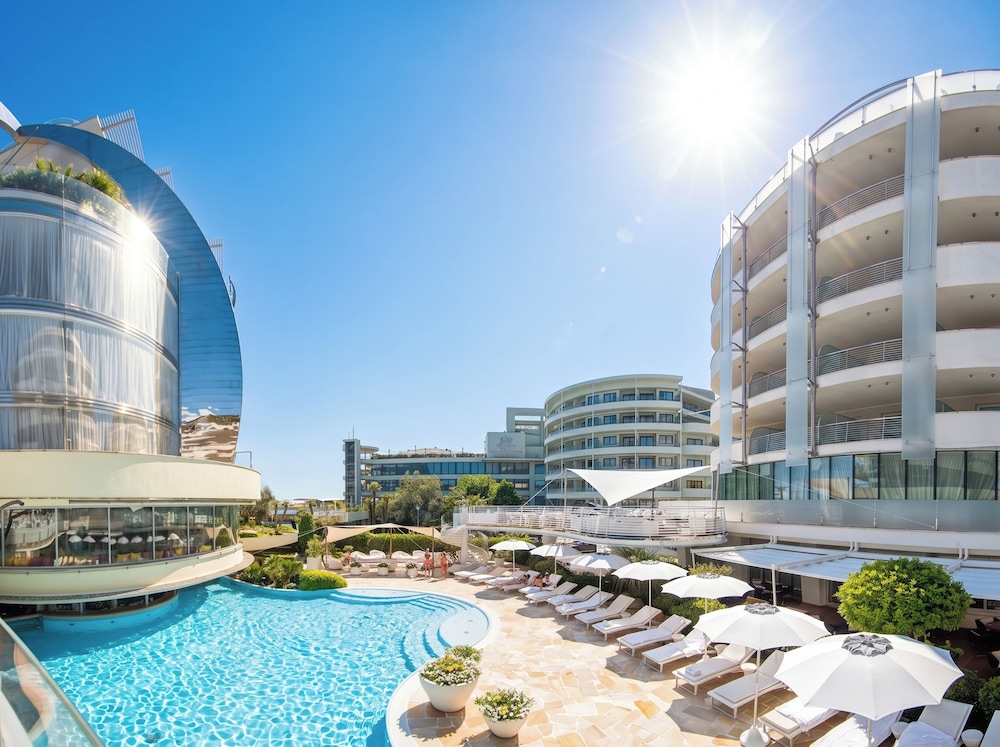 Hotel Premier & Suites 54/60