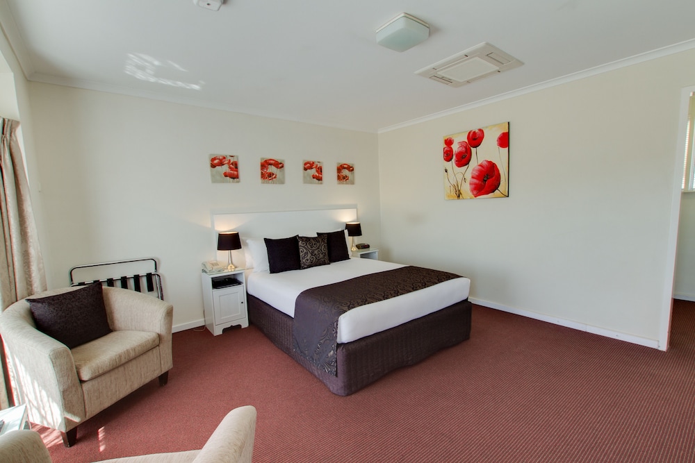 Room, Queen Bed, Hill Side