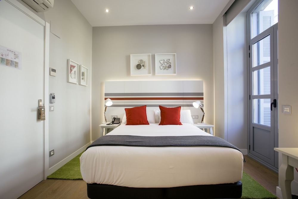 EXTERIOR, DOUBLE OR TWIN BED, CITY VIEW