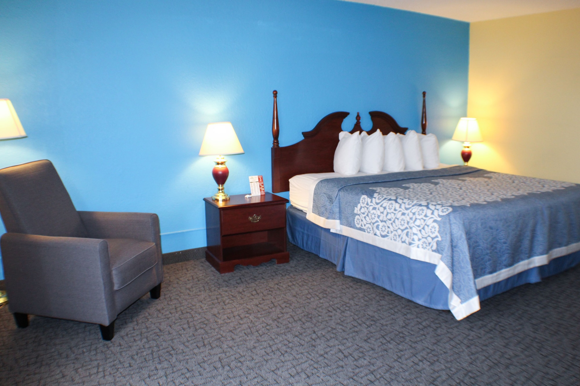 STUDIO, SUITE, KING BED