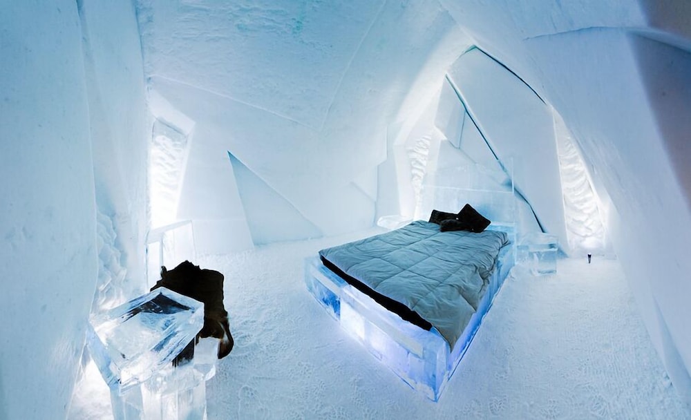 Hotel De Glace (Ice Hotel) 32/36