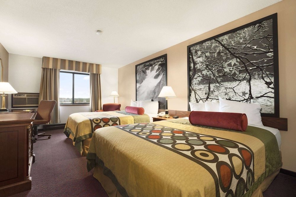Super 8 By Wyndham Milwaukee Airport 21/57