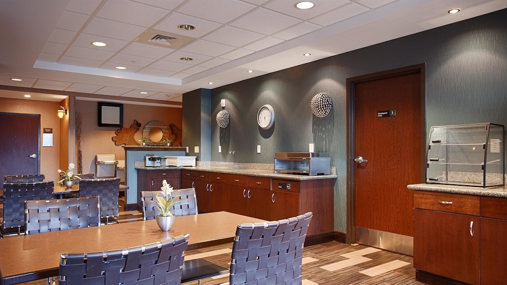 Best Western Plus Chain of Lakes Inn & Suites 26/32