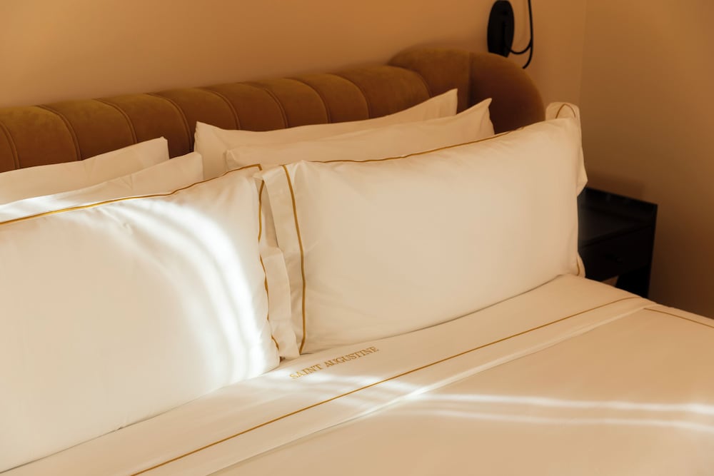 ATELIER, SUITE, KING BED, ACCESSIBLE