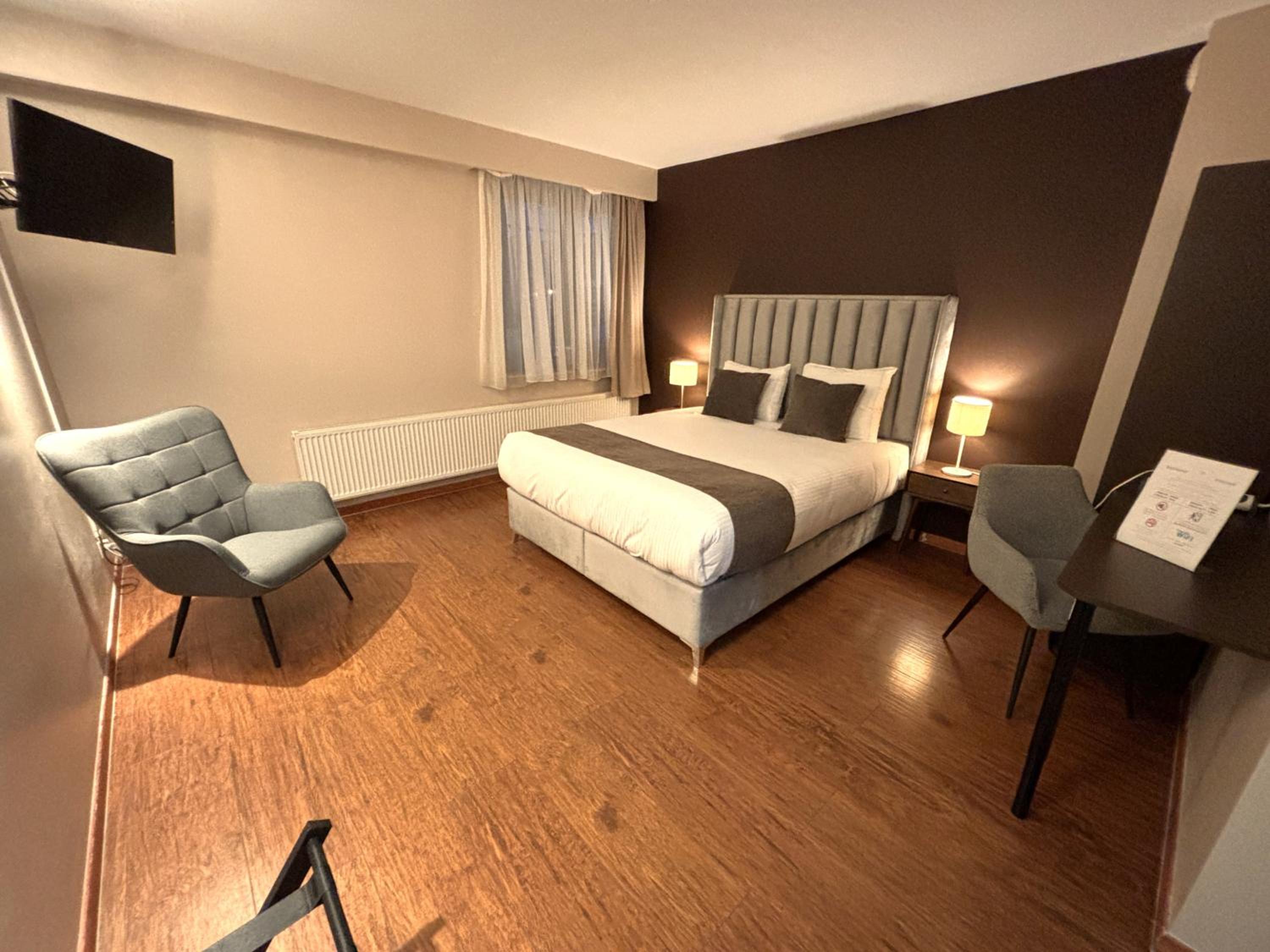 Room, Single, Large, Escale Hotel 2/3