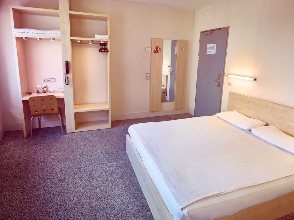 Hello Hotel 27/39