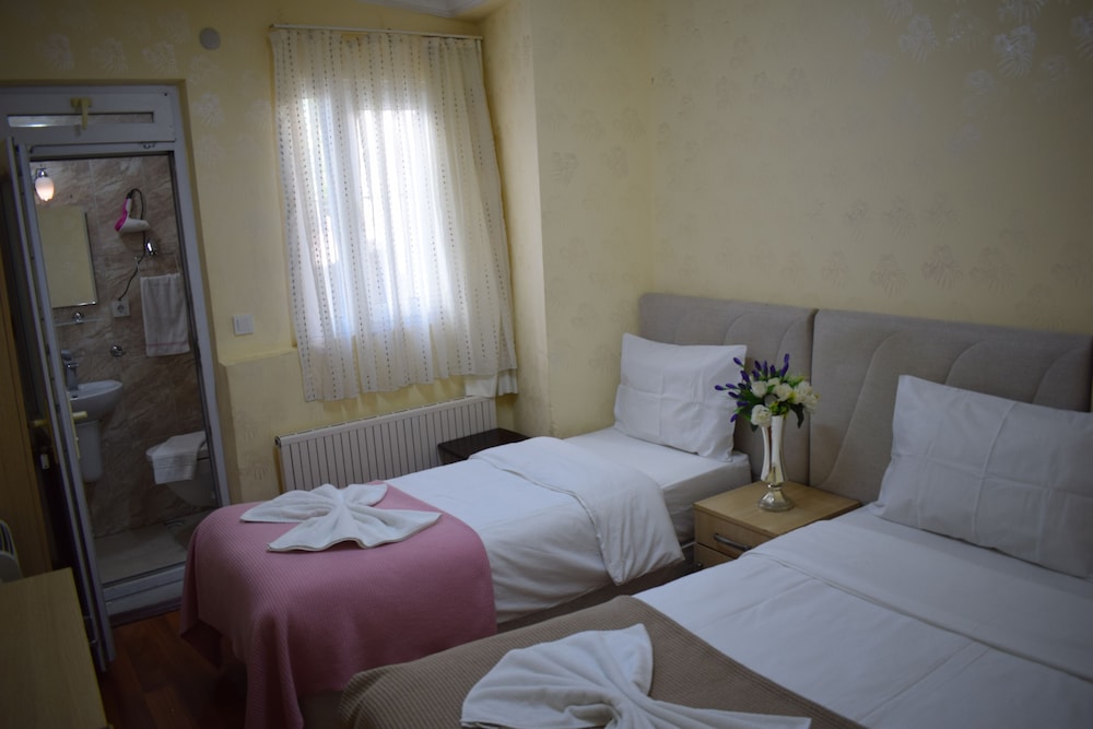 1 BEDROOM, STANDARD, TRIPLE, CITY VIEW