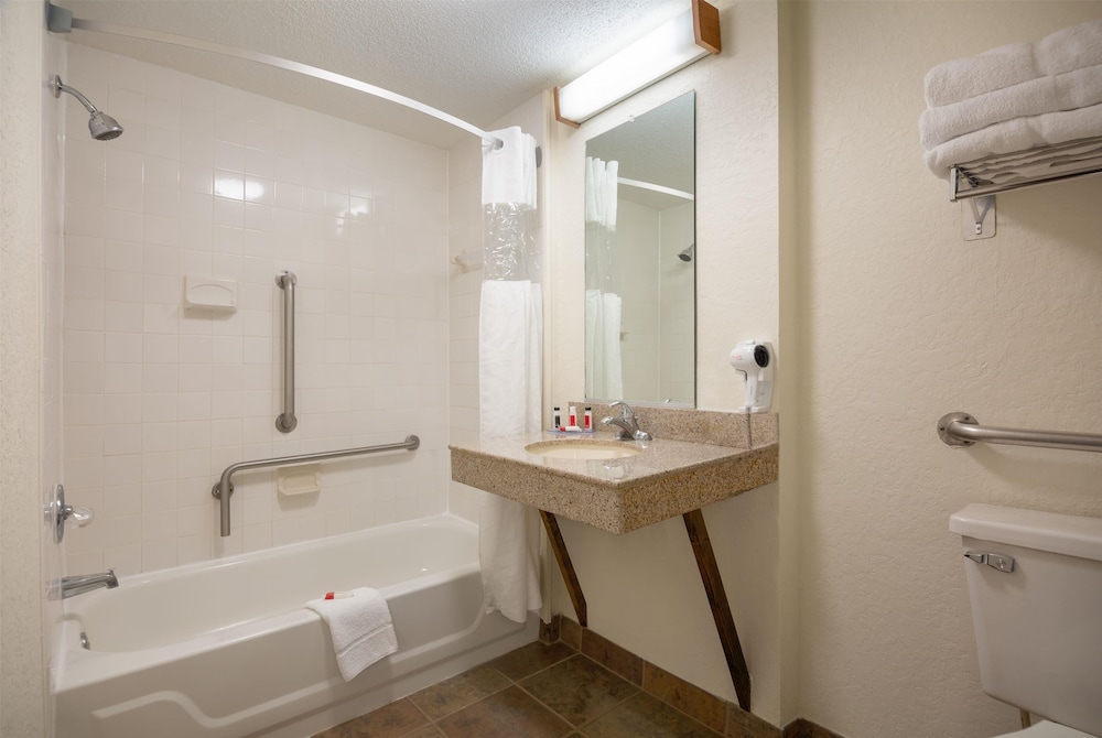 Travelodge by Wyndham Outer Banks/Kill Devil Hills 45/50
