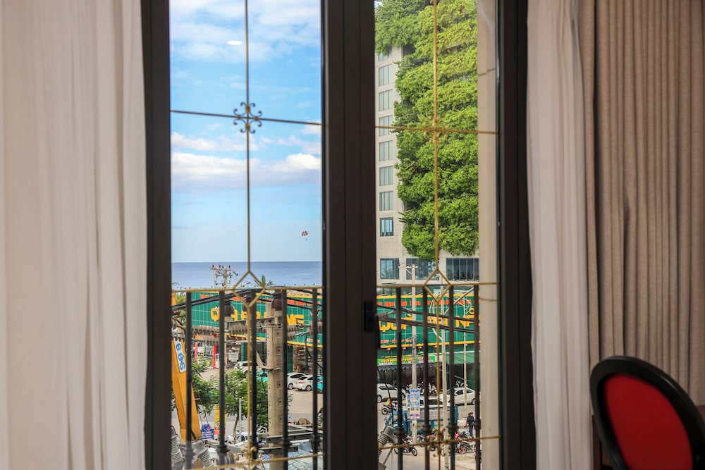 Golden Lotus Luxury Hotel Da Nang 47/50