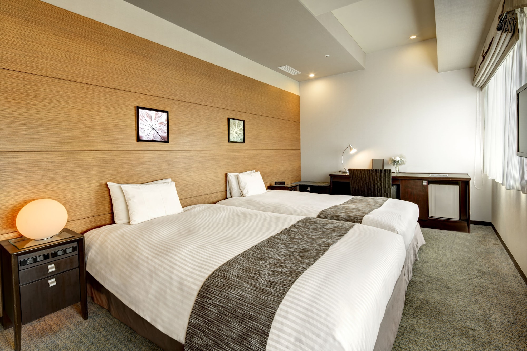 PREMIER, STUDIO, TWIN BEDS