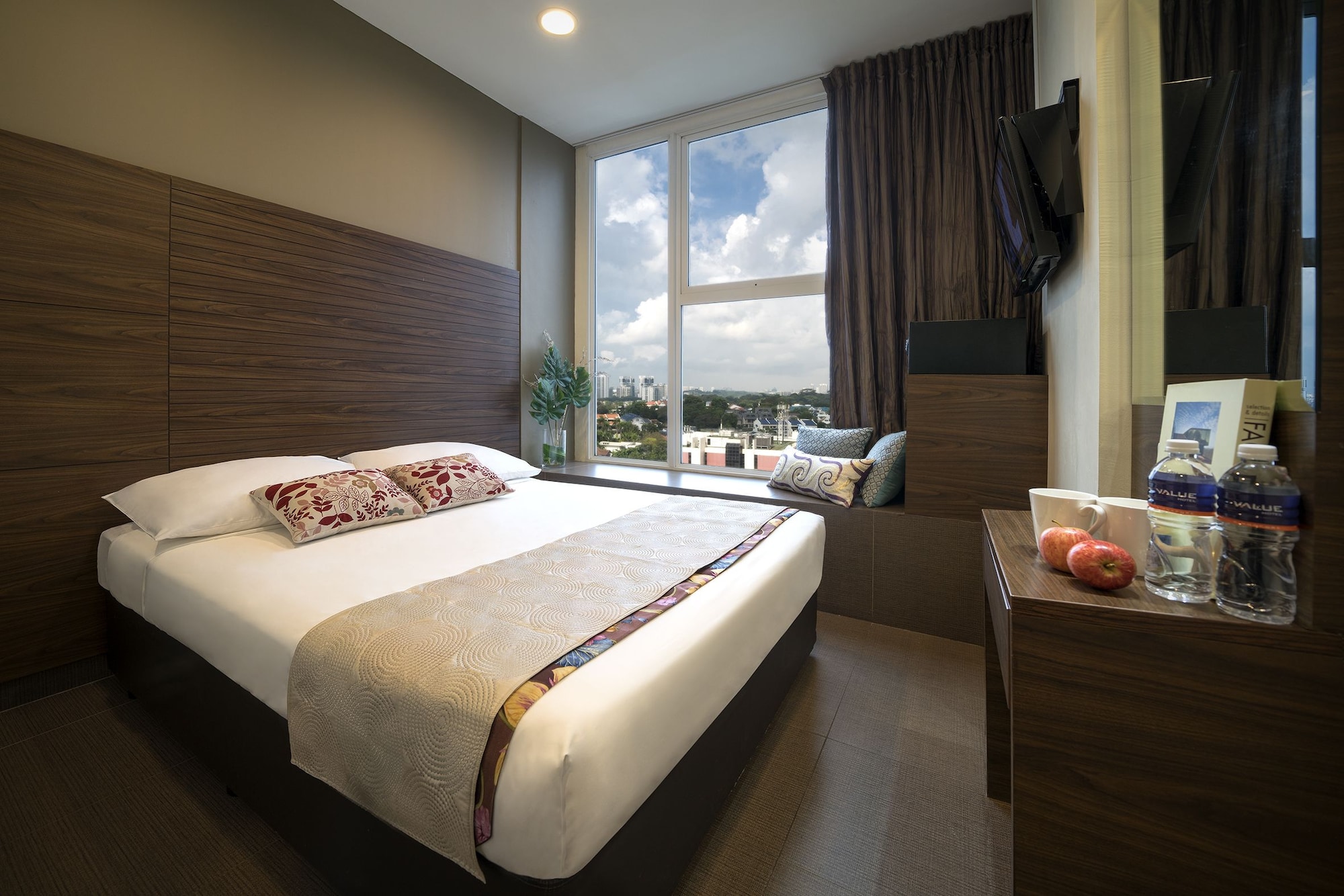 SUPERIOR, QUEEN BED