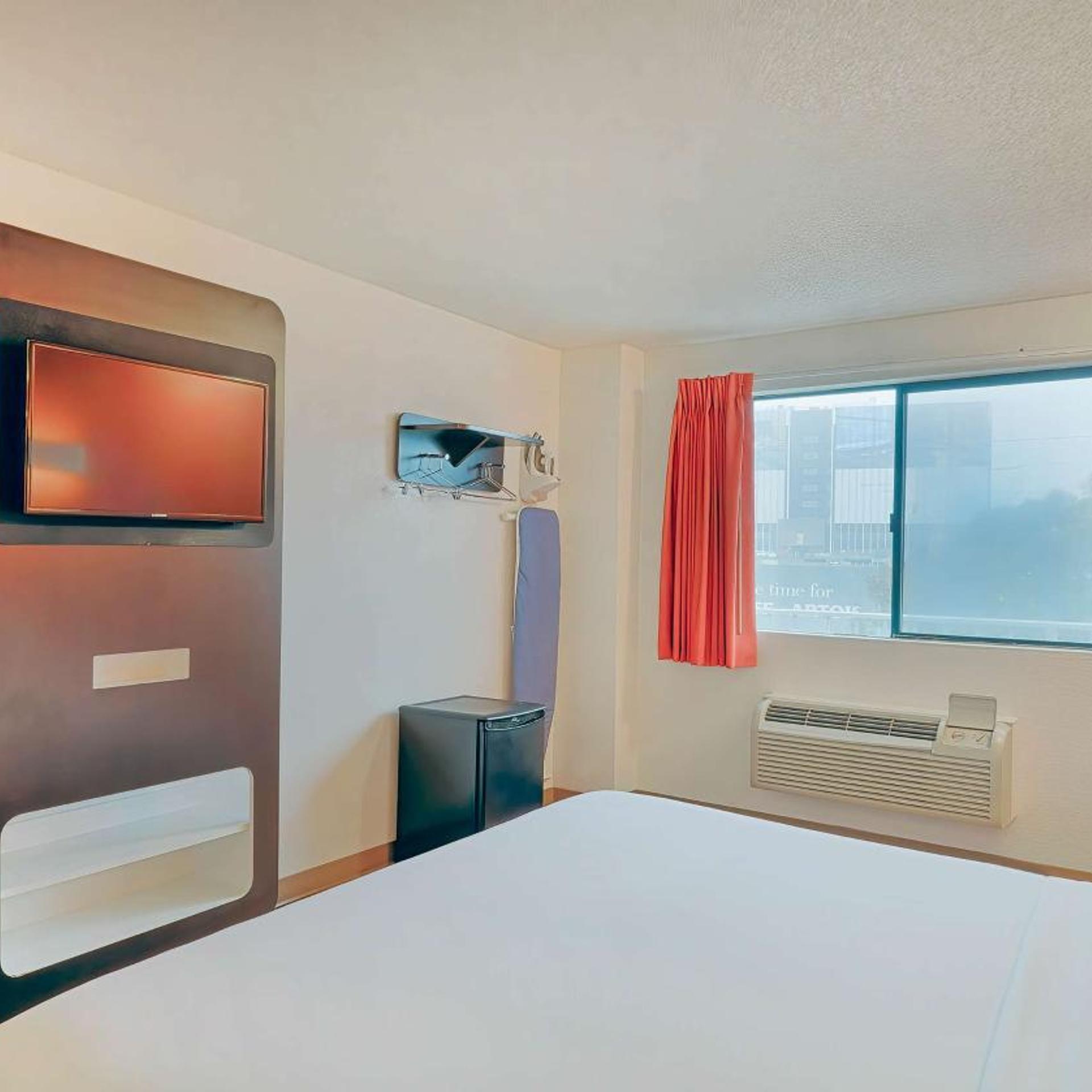 1 King Bed - Nsmk, Fridge, Hear Impair, Shower