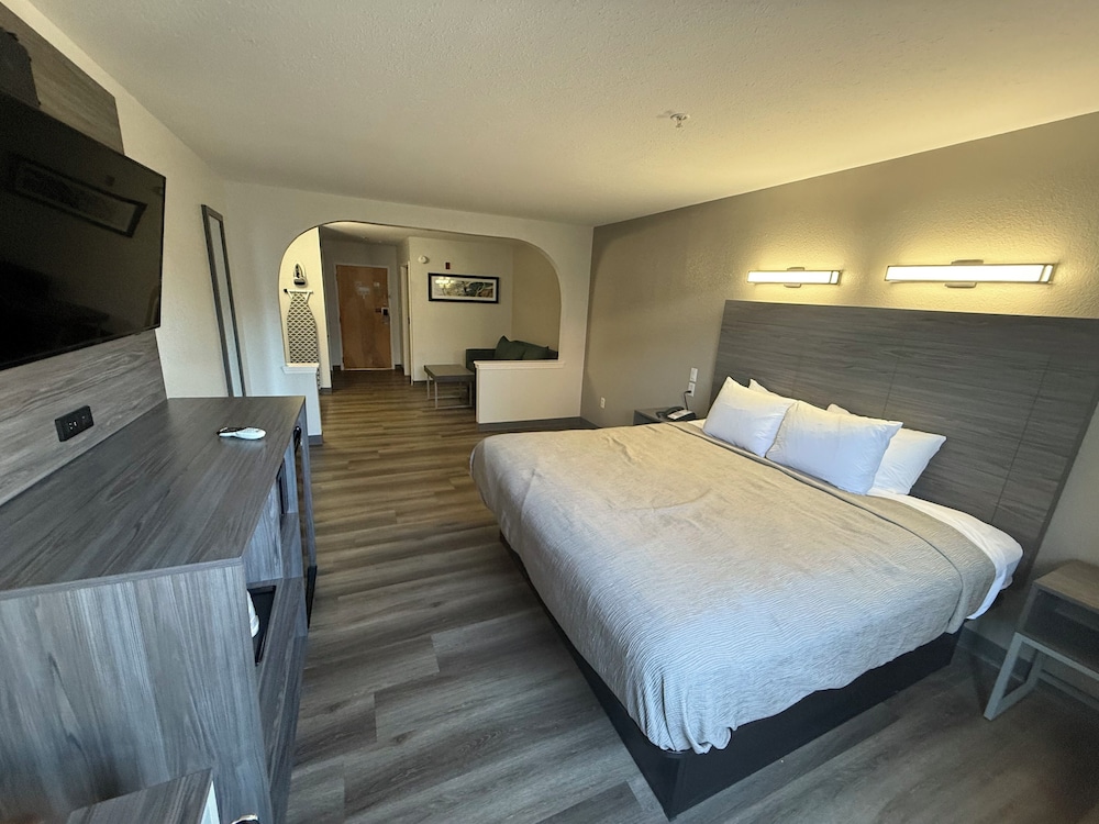 SUITE, KING BED, SOFA