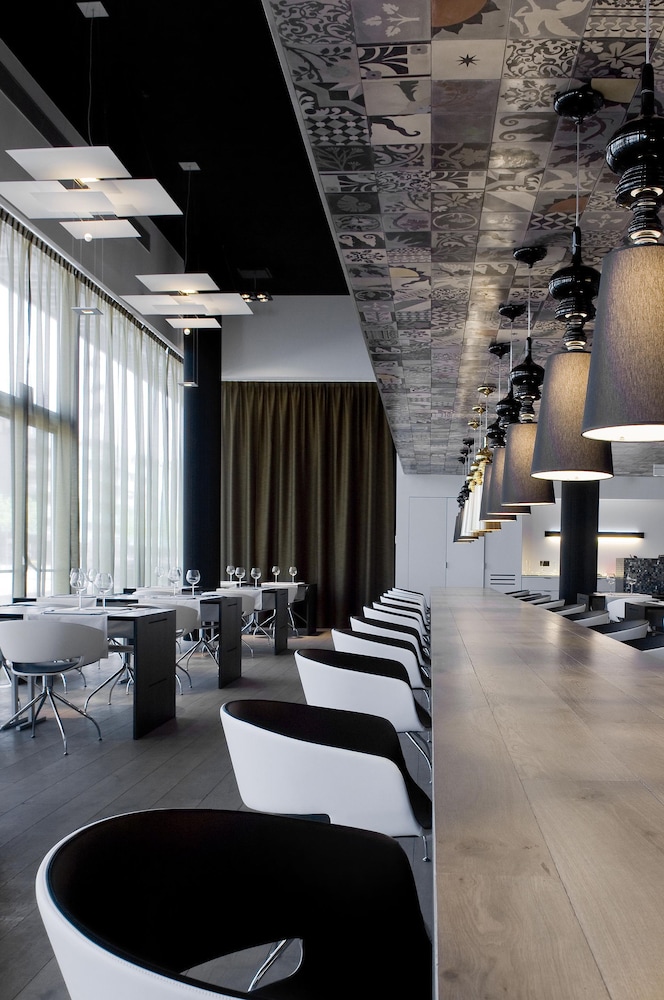Carbon Hotel 49/61