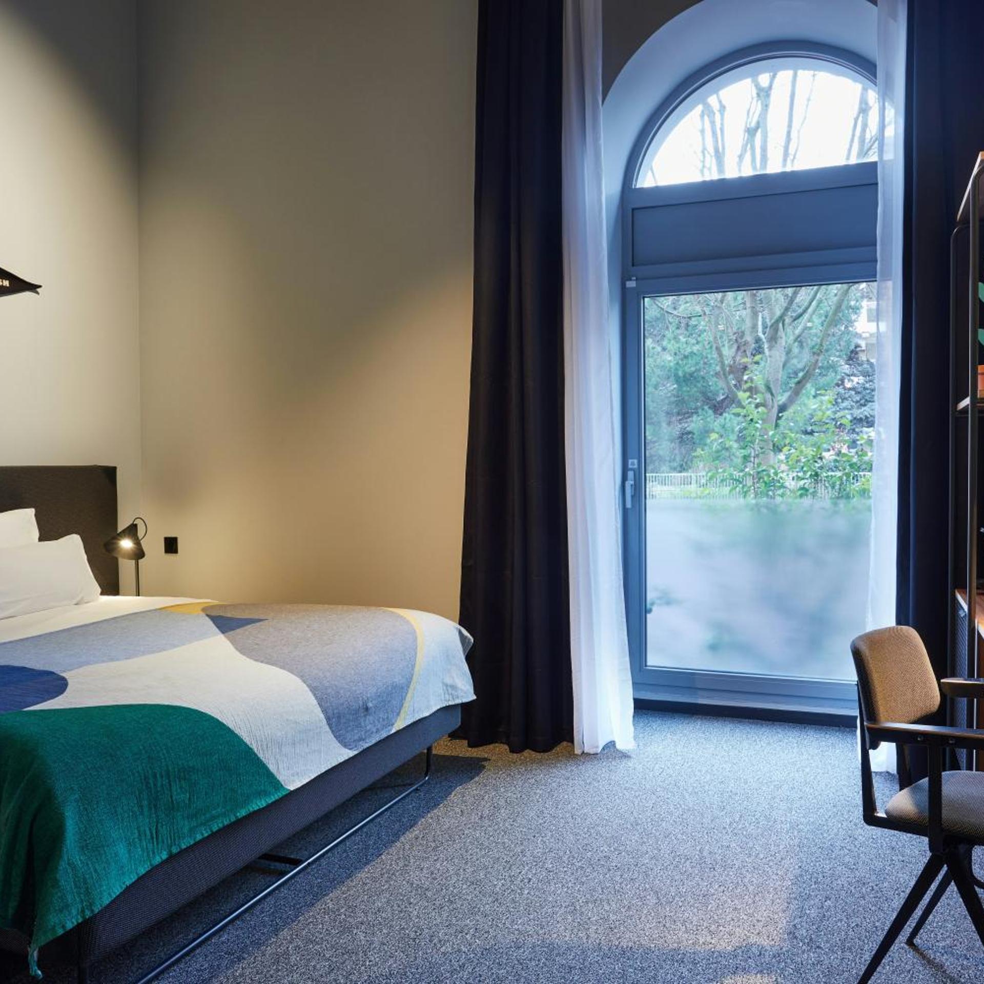 ROOM, KING BED