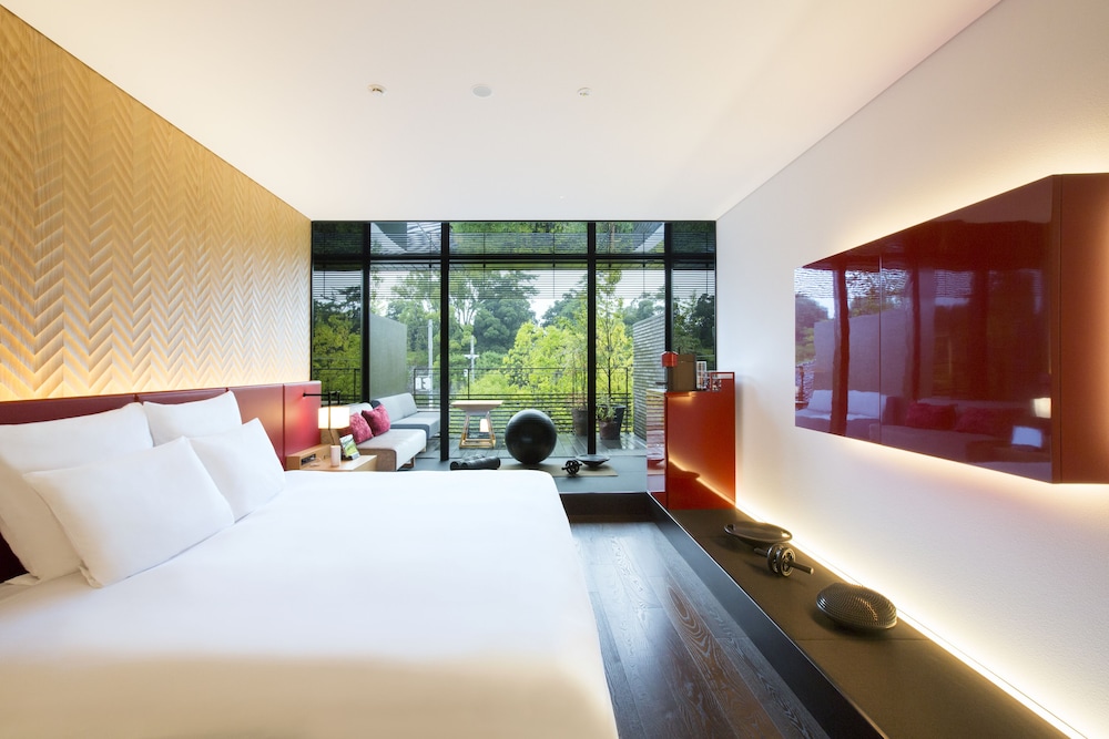 DELUXE, KING BED, BALCONY