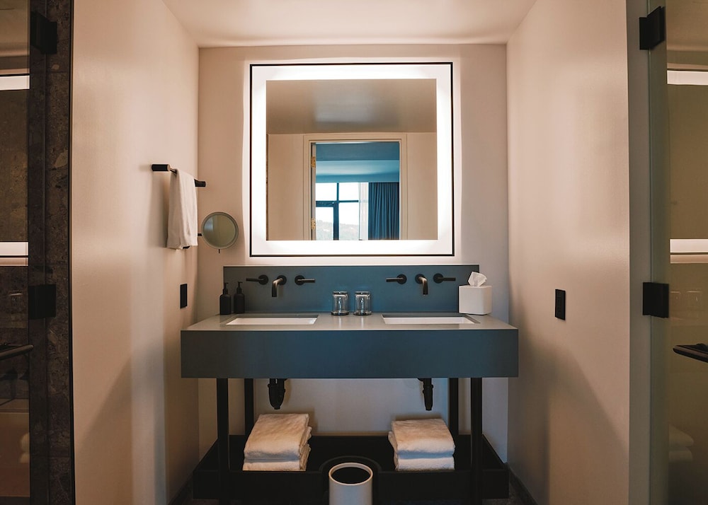 Aspen, Suite, King Bed, Sofa، Limelight Boulder 5/5