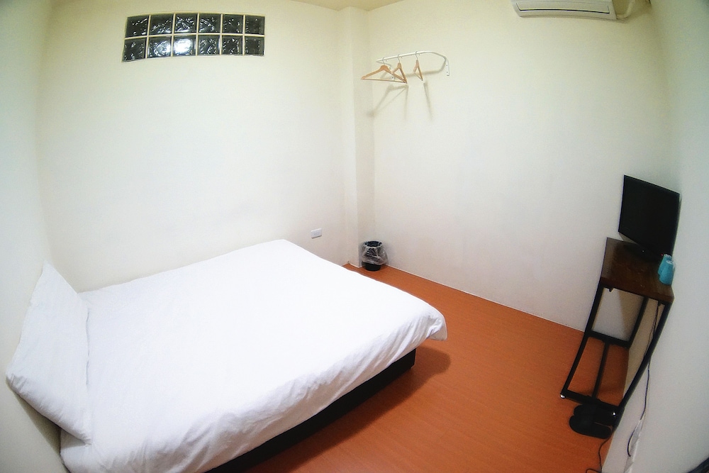 STANDARD, DOUBLE BED, SHARED BATHROOM