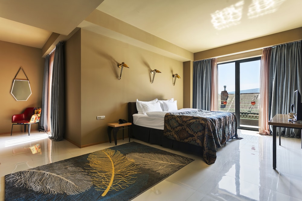 FAMILY, 1 KING AND 1 SINGLE BEDS, CITY VIEW, BALCONY