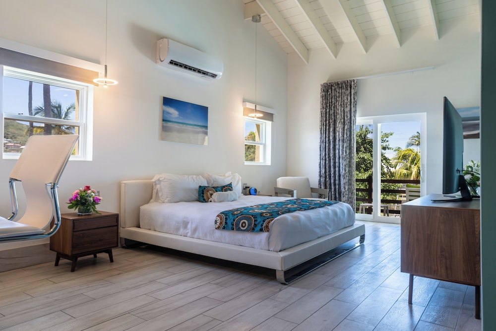 Superior, Studio, King Bed, Pool Side