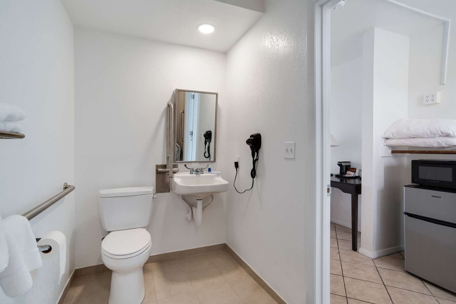 غرفة بسرير مزدوج لذوي الإعاقة، Rodeway Inn at Somers Cove Marina 5/6