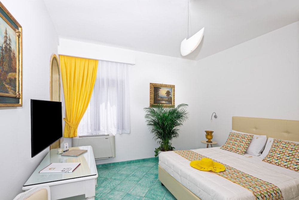 STANDARD, DOUBLE BED, PARTIAL SEA VIEW