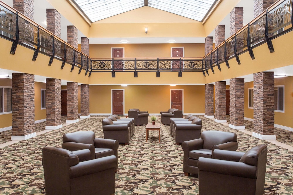 Ramada by Wyndham Elko Hotel at Stockmen's Casino 34/36
