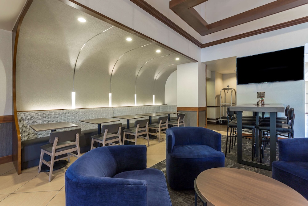 Hyatt Place Phoenix North 64/68