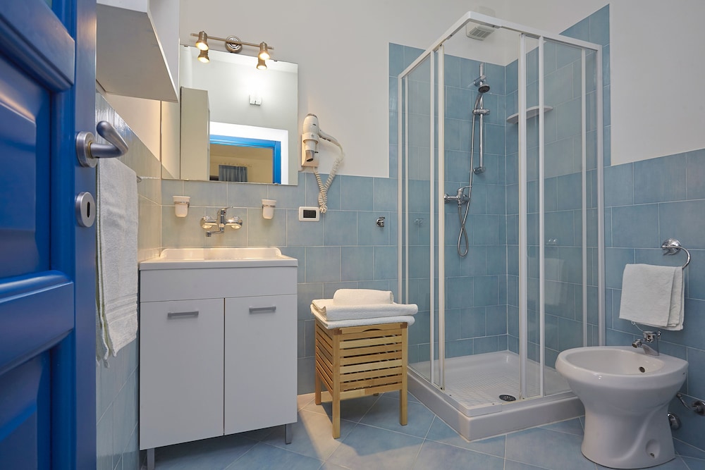 STUDIO, SINGLE, KITCHENETTE