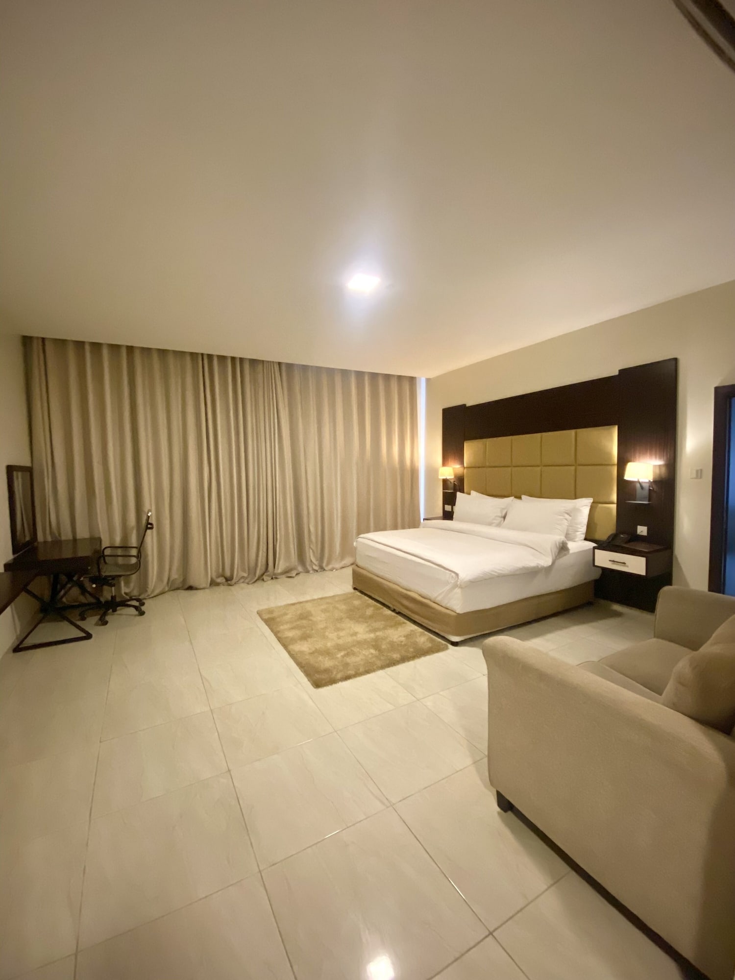 جناح بريميوم بسرير كينج مع أريكة، Rollace Hotel 3/5
