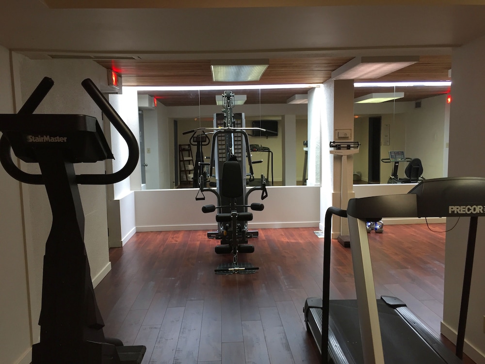 Quality Inn & Suites P.E. Trudeau Airport 13/26