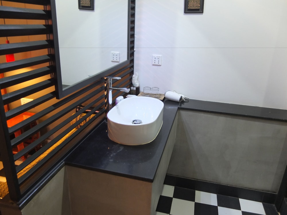 Baby Elephant Boutique Hotel 67/69