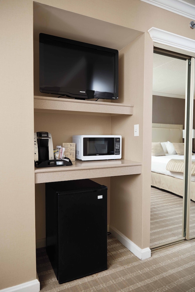 Ethan Allen Hotel 58/65