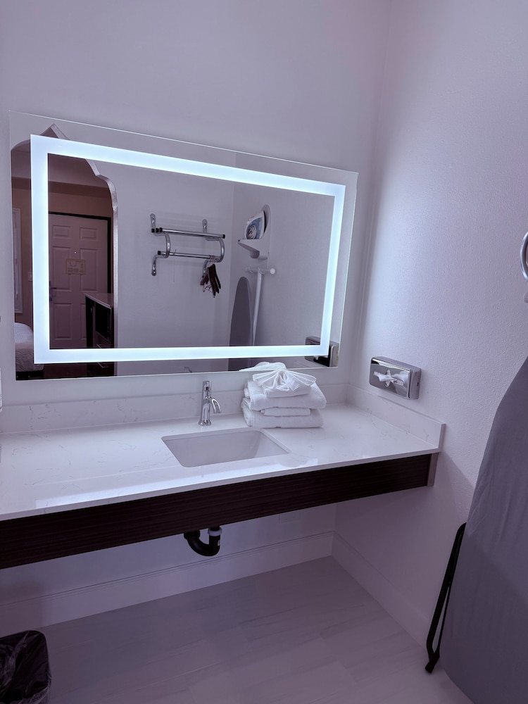Travelodge By Wyndham Harbor City 27/29