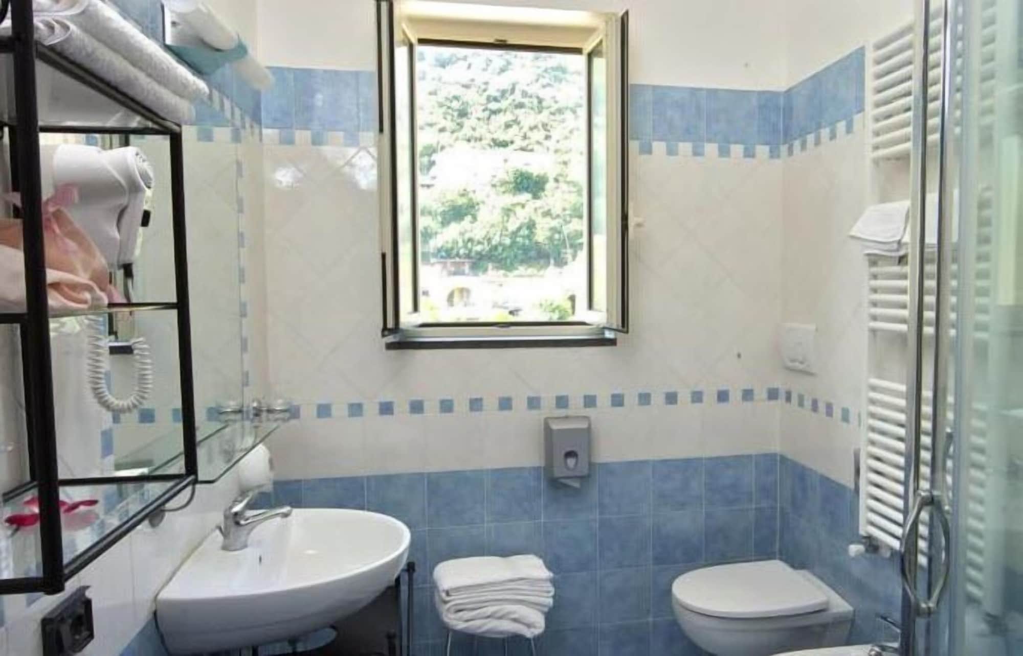 ROOM, TRIPLE