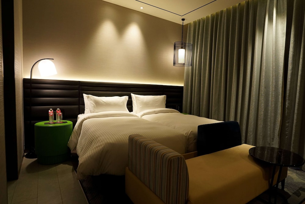 Super, Deluxe, Twin Beds 5/8