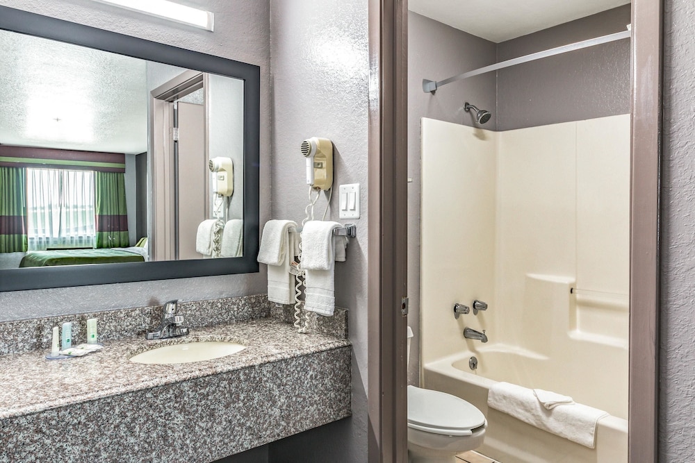 Quality Inn I-10 East near Frost Bank Center 18/42