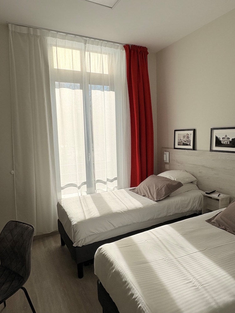 ROOM, TWIN BEDS