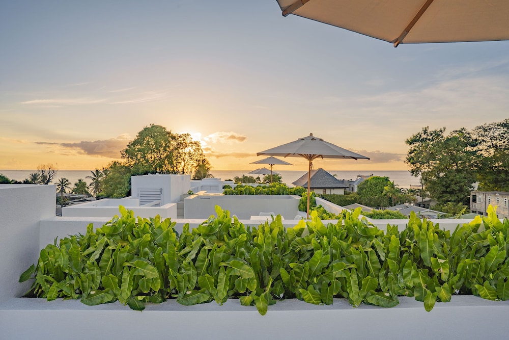 Palm Grove Villas and Hotel 25/27