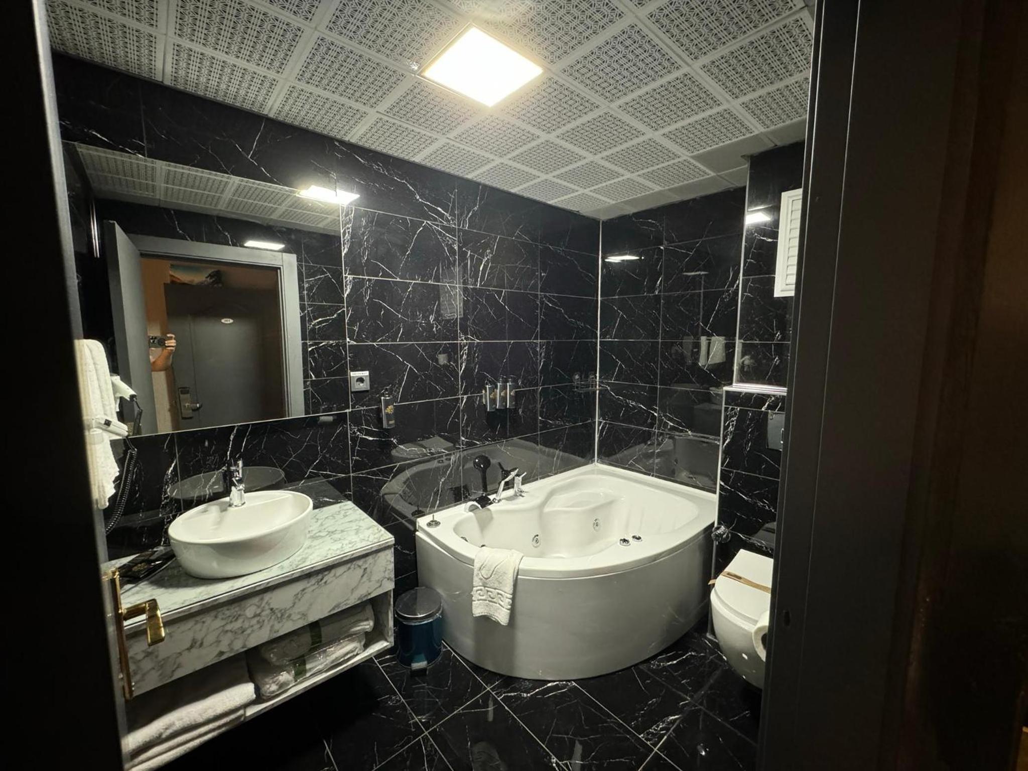 جناح، Royal Anka Hotel 10/10