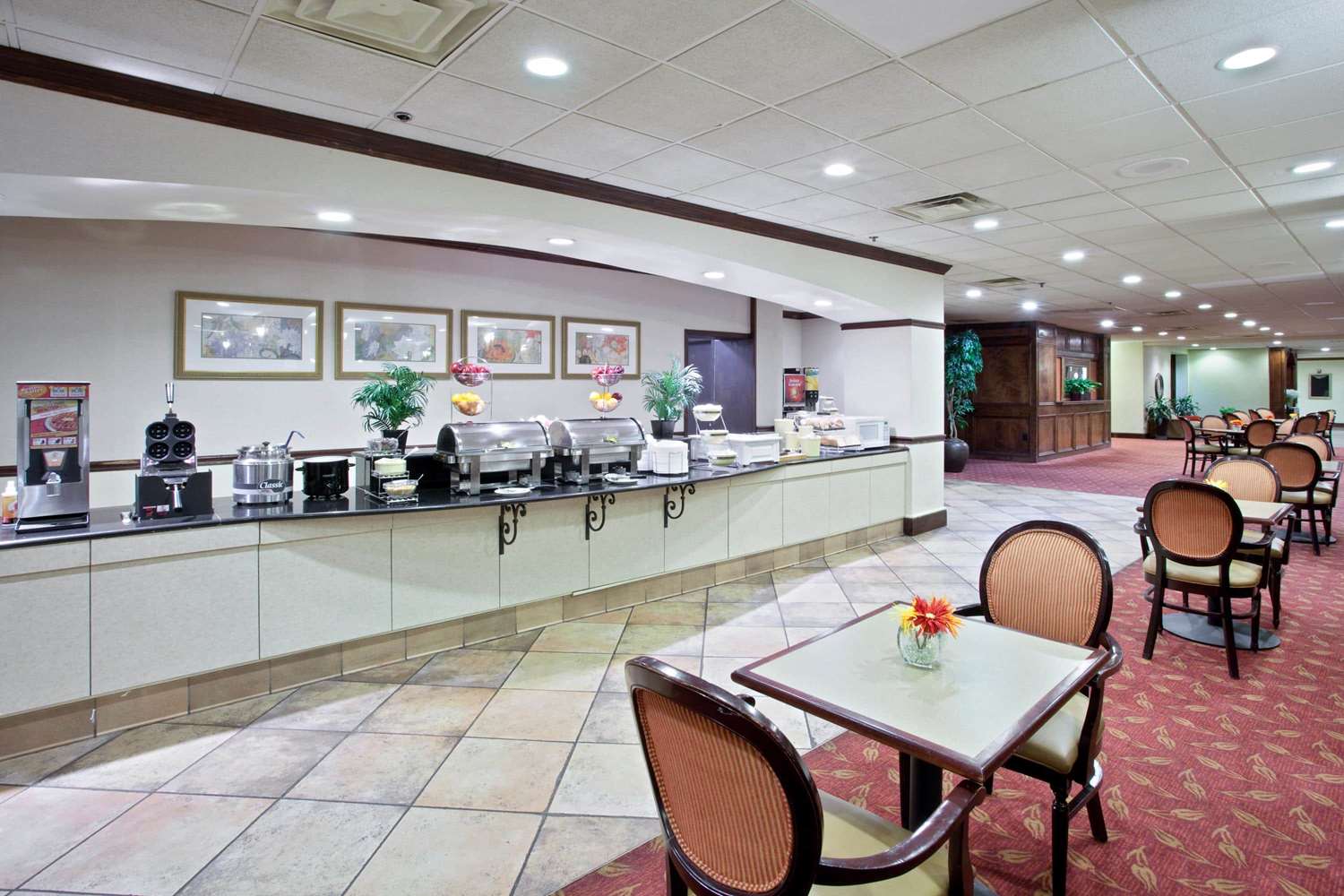 La Quinta Inn & Suites by Wyndham Downtown Conference Center 26/33