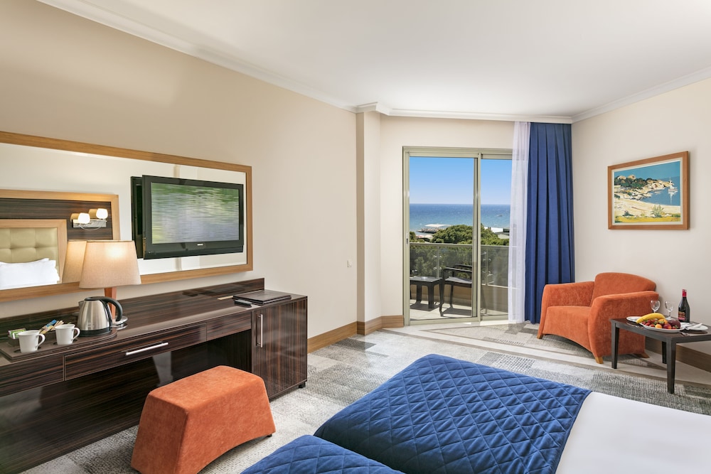 Pine Beach Hotel 30/73