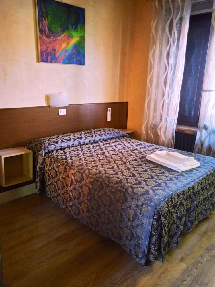 ROOM, SINGLE
